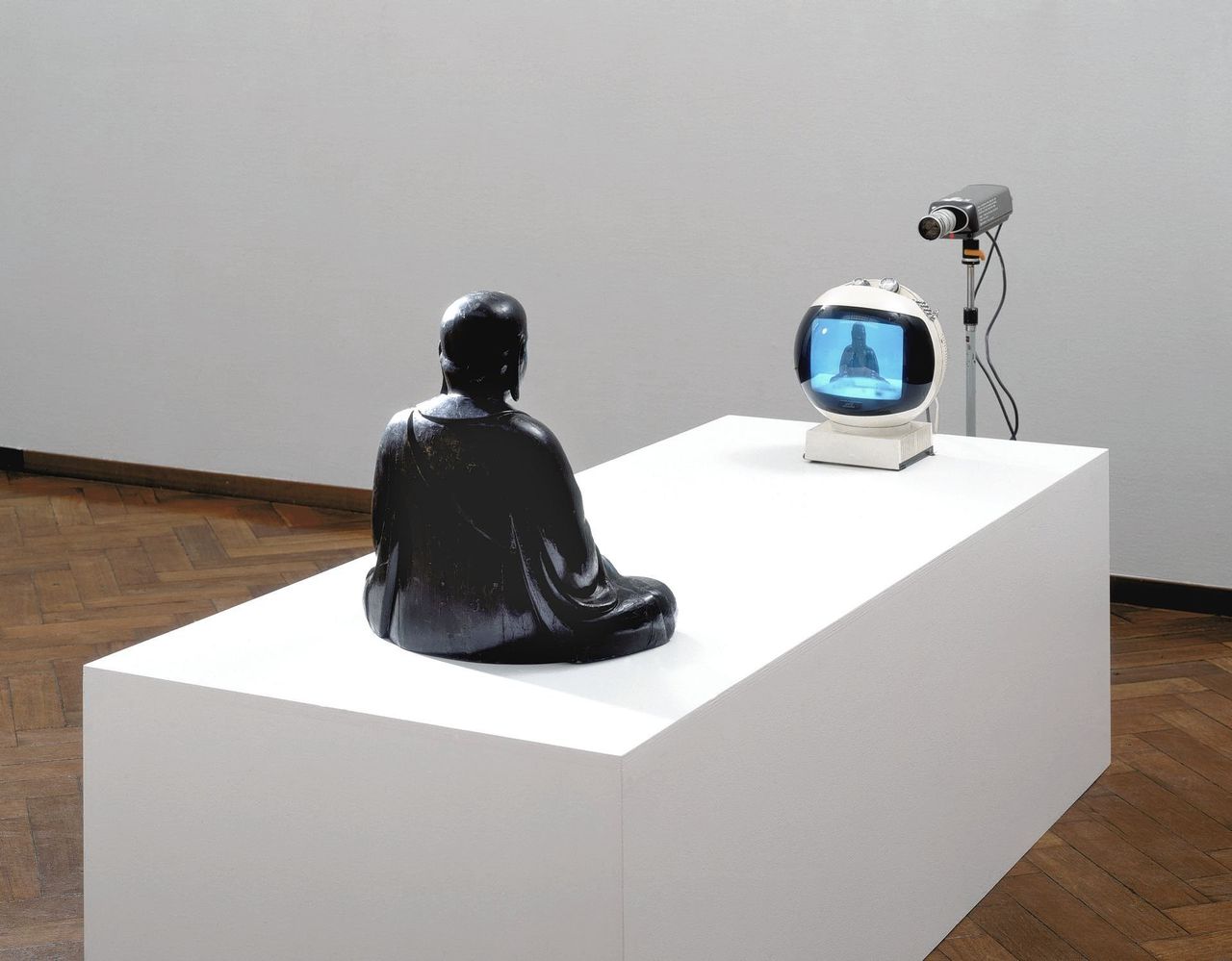 Nam June Paik, TV-Buddha, 1974. Collectie Stedelijk Museum Amsterdam.