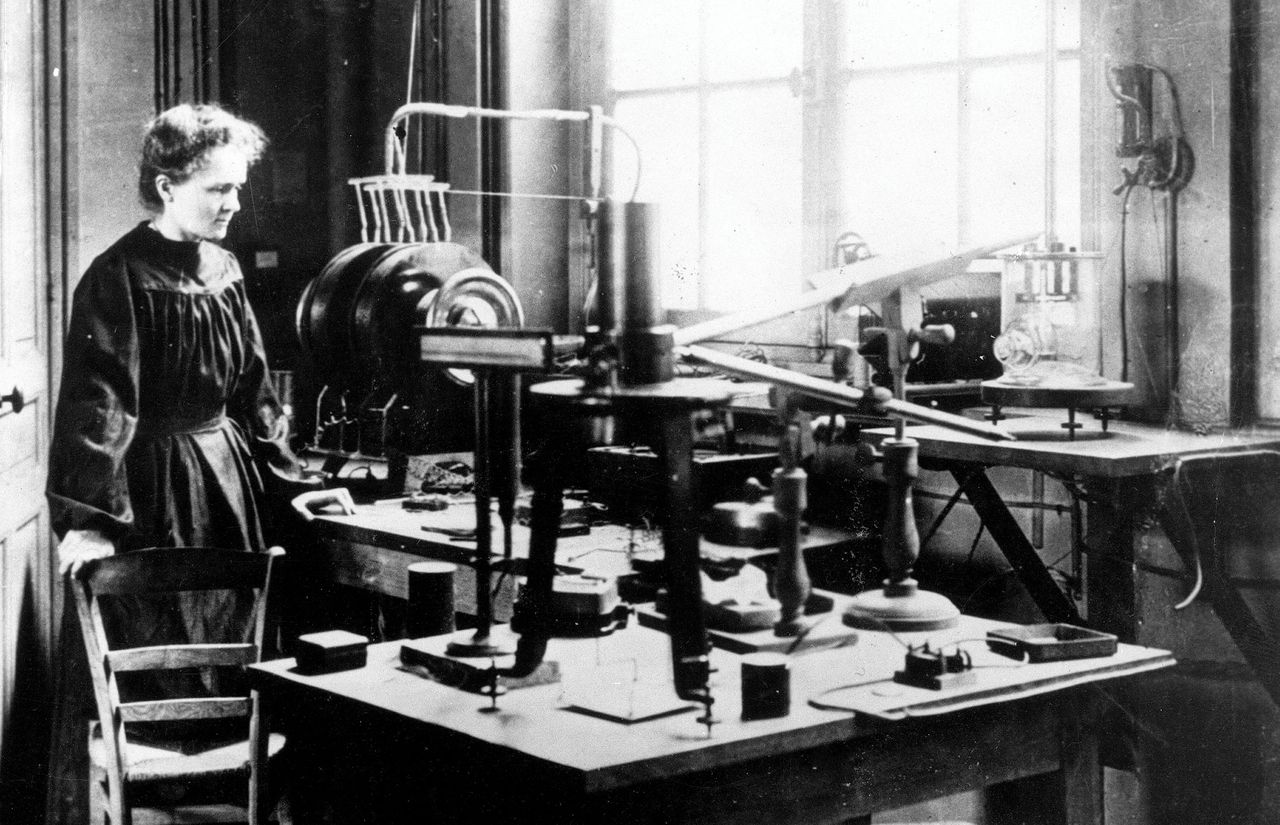 Nobelprijswinnaar Marie Curie (1867-1934), die onderzoek deed naar radioactiviteit.