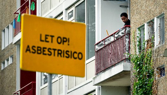 De met asbest besmette flat aan de Marco Pololaan in de Utrechtse wijk Kanaleneiland