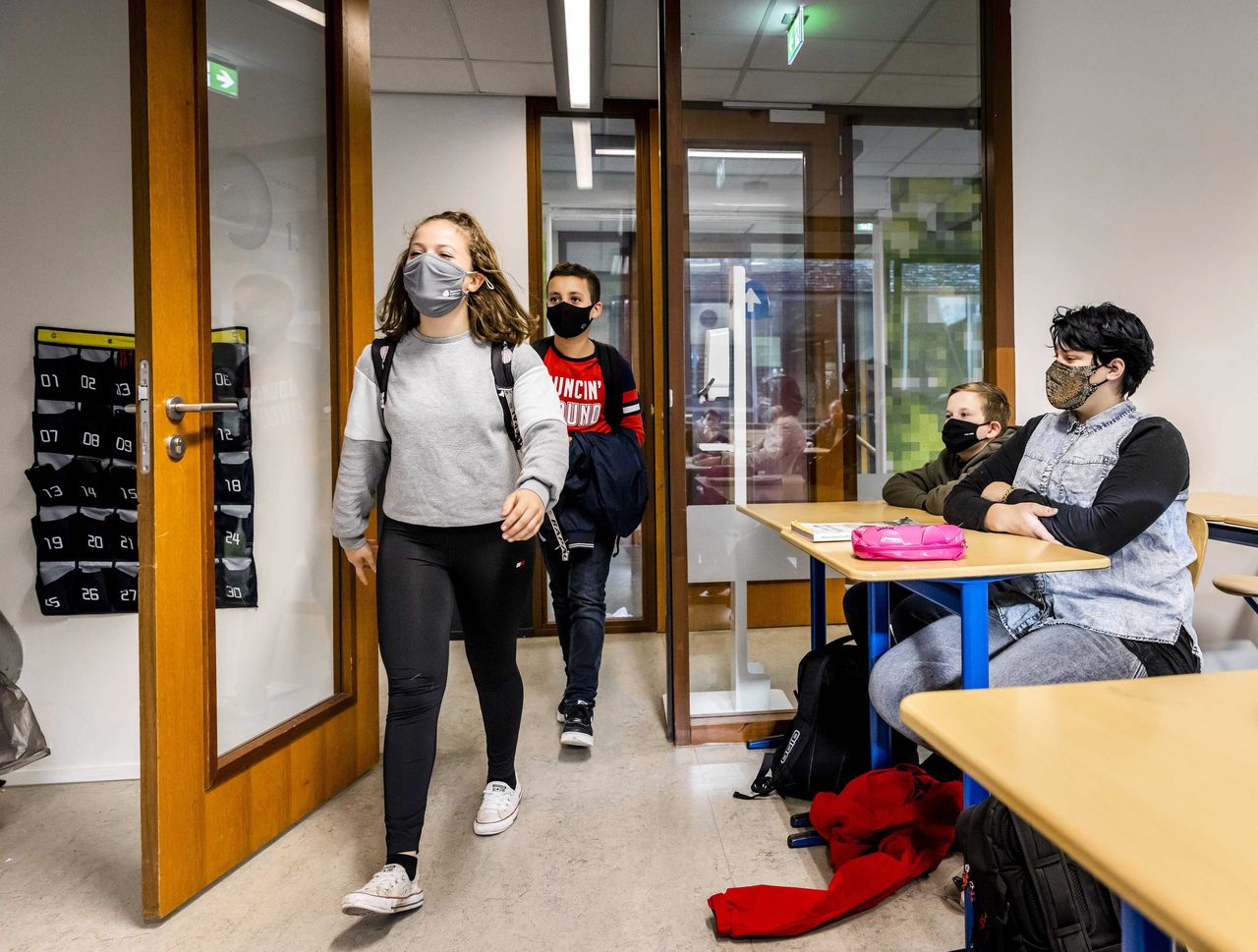 Een middelbare school in Haarlem. (Op de meeste scholen dragen leerlingen geen mondkapjes in de klas, alleen op de gang.)