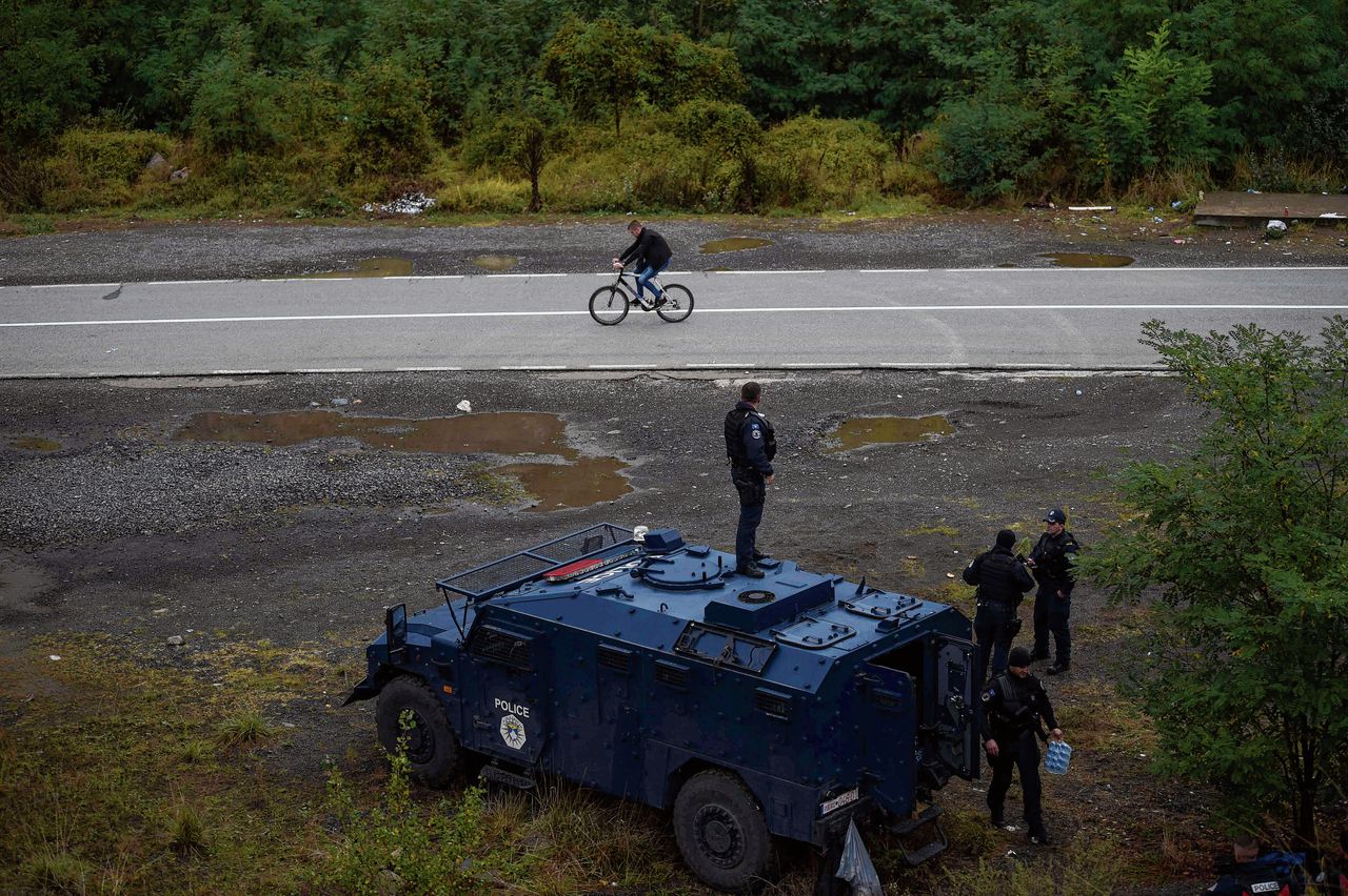Kosovaarse politie nabij de grensovergang tussen Kosovo en Servië