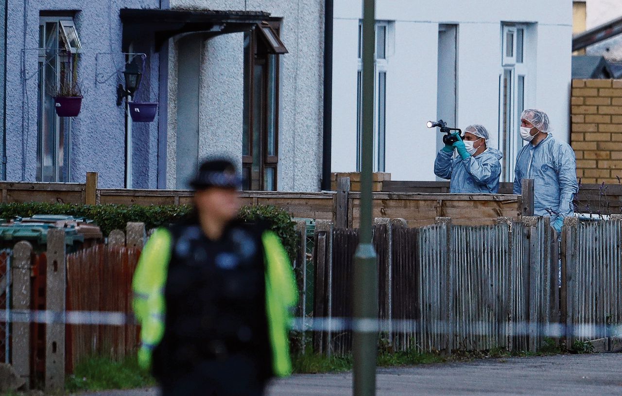 Forensisch onderzoekers filmen een huis in Sunbury-on-Thames, even buiten Londen, na de arrestatie van een man.