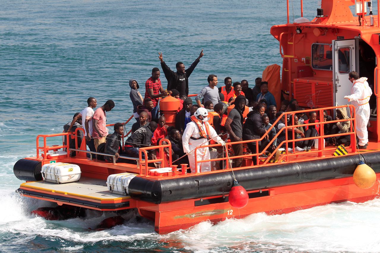 Spaanse kustwacht redt honderden migranten van zee 