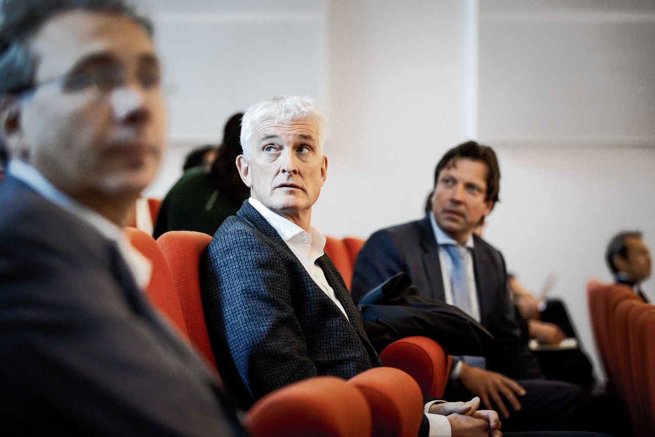 Mattijs ten Brink (midden), CEO van Sunweb, in de rechtbank maandag. Volgens Sunweb Group voldoet Corendon niet aan de eisen om de transactie af te ronden.