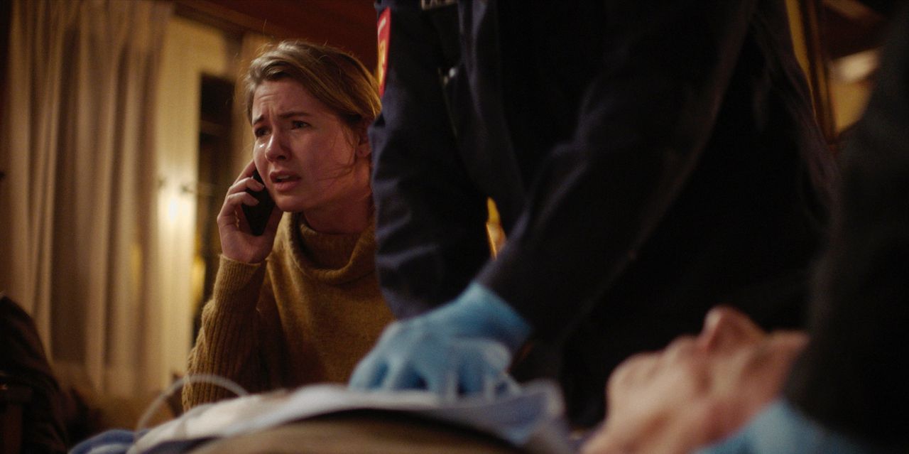 Scène uit de tv-serie ‘Nood’. Lauren (Beaudil Elzenga) met een brandweerman (Rob Das) en haar vader (Ruud Borra).