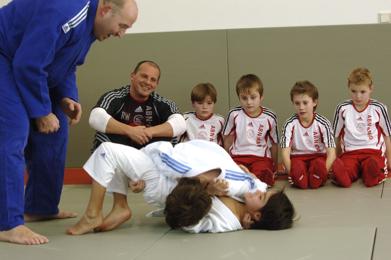Voetballertjes van Ajax krijgen judoles. René Wormhoudt kijkt zittend toe. Foto Soenar Chamid 07-02-2007 VOETBAL:AJAX MULTI-SKILLS PROGRAM:AMSTERDAM Ronald Joorse , judo docent (l) geeft les aan de jeugd van Ajax, Rene Wormhoudt kijkt toe. De jeugd die naar De Toekomst komen wacht in eerste instantie misschien een tegenvaller. Iets meer dan de helft (55 procent) van de training bestaat uit voetbalvormen. Alle andere aangeboden bewegingsvormen zijn niet voetbalspecifiek: gymnastiek, judo, loop- en krachttraining. Vandaar de naam van het programma: Multi-Skills Foto: Soenar Chamid