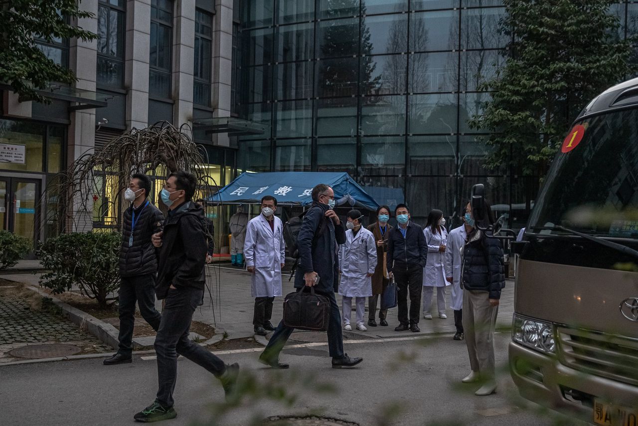 Deense wetenschapper en WHO-missieleider Peter Embarek verlaat een Chinees ziekenhuis tijdens WHO-missie in Wuhan in januari.