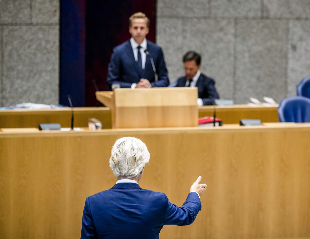 PVV-leider Geert Wilders (vooraan) woensdag in debat met minister Hugo de Jonge (Volksgezondheid, CDA).
