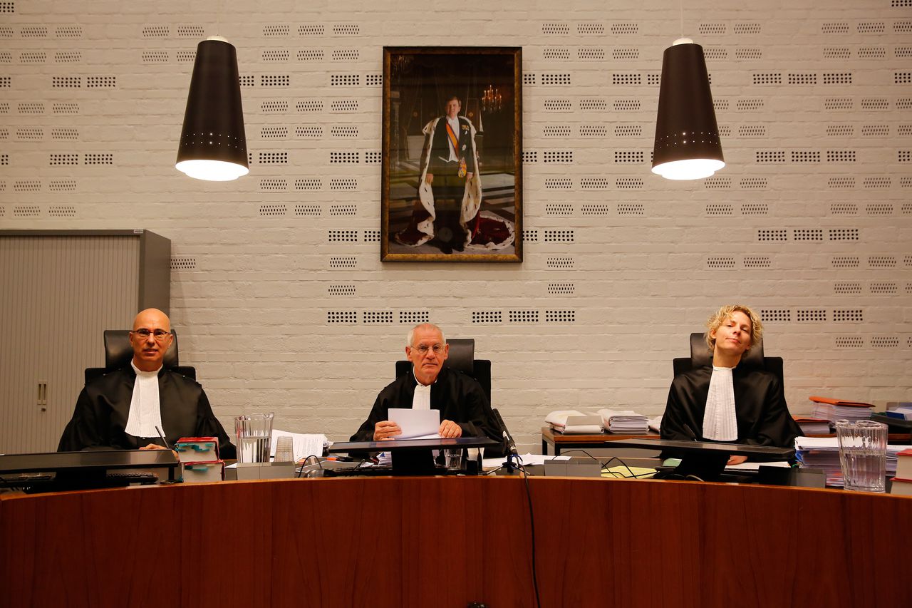 Rechters, voorzitter R. Elkerbout (m), J.A. van Steen (l) en J.B. Wijnholt (r) in de rechtbank tijdens de rechtszaak tegen Maher H.