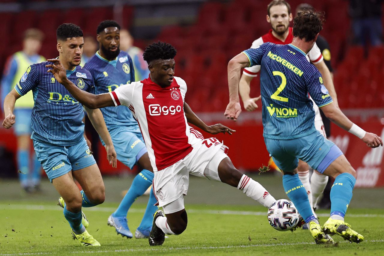 Ajax-speler Mohammed Kudus baant zich een weg tussen spelers van Sparta Rotterdam.