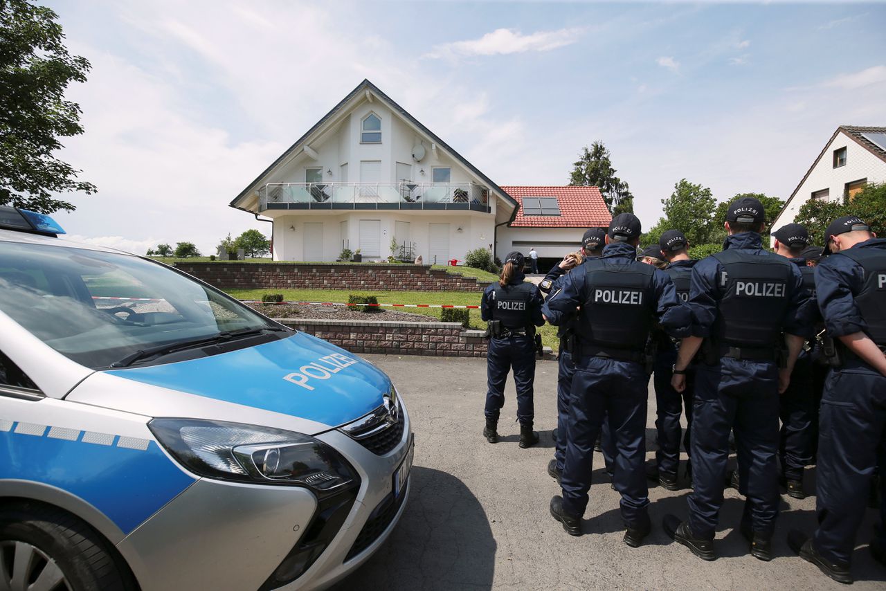 Duitse politie bij aankomst bij het huis van CDU-politicus Walter Lübcke afgelopen zondag.