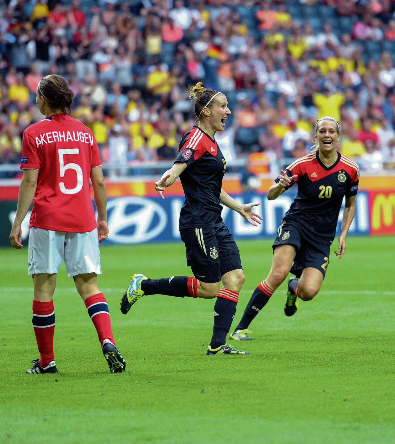 Anja Mittag (midden) maakt het enige doelpunt in de EK-finale tussen Duitsland en Noorwegen.