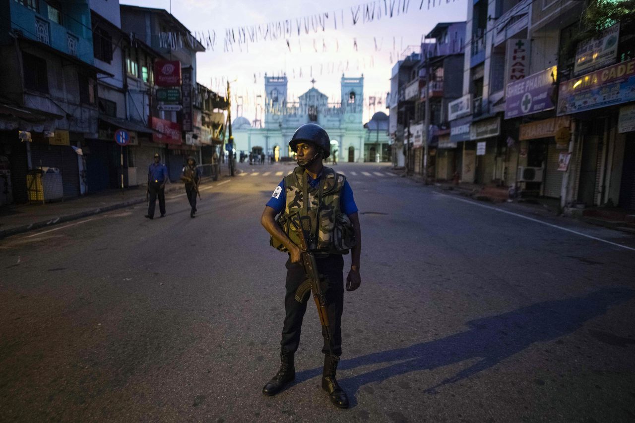 Een Sri Lankese militair bewaakt de St.-Anthoniuskerk in Colombo. De kerk was op Paaszondag doelwit van een zelfmoordaanslag.
