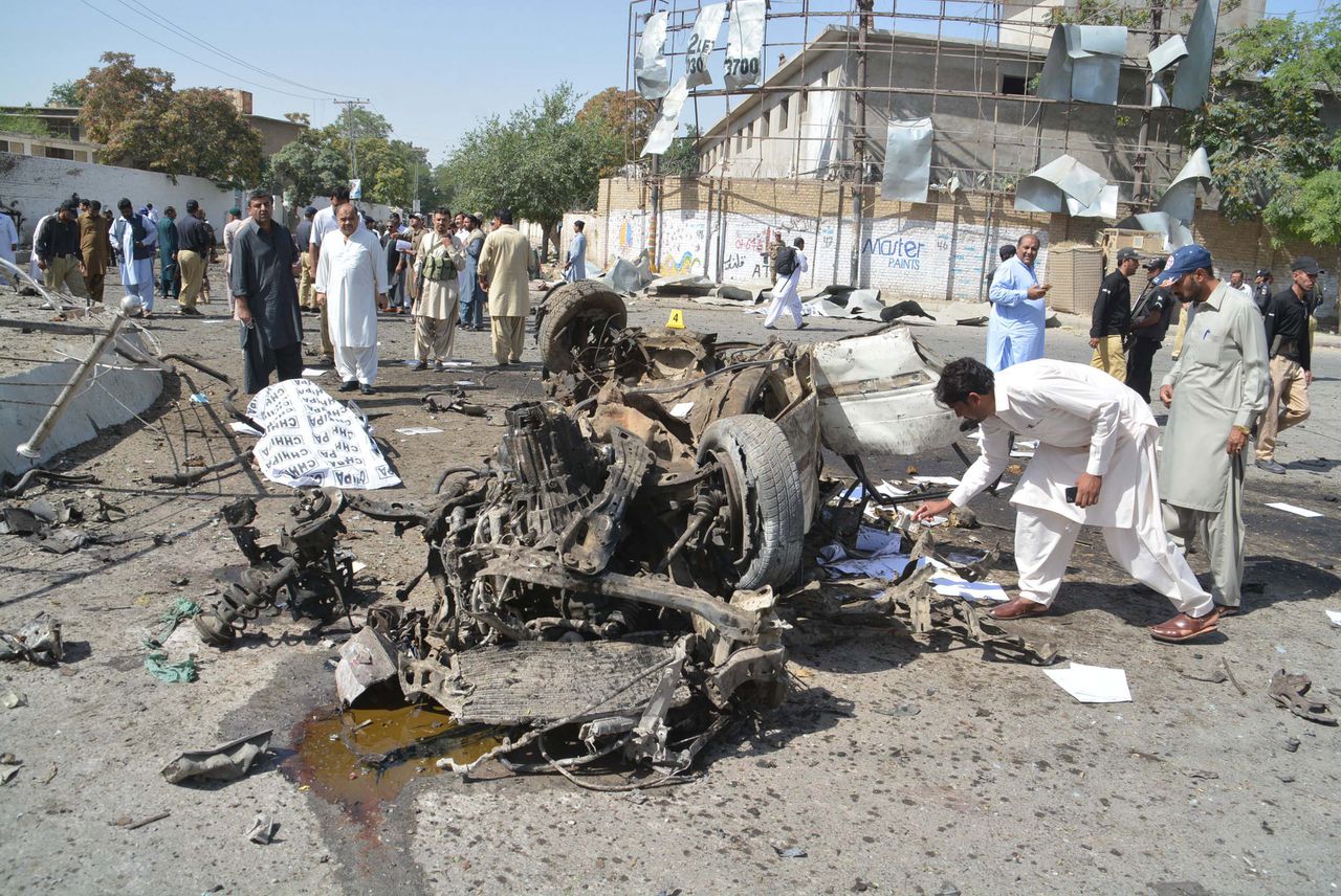 De restanten van de bomauto die werd gebruikt bij de aanslag in Quetta, op vrijdagmorgen.