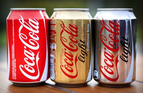 In Cola Light zit geen suiker, maar bijvoorbeeld aspartaam, een vervanger van suiker.