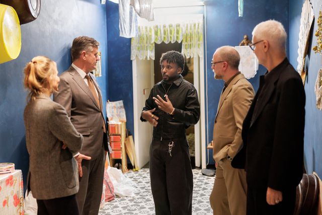 Kunstenaar Kevin Osepa (midden) met van links naar rechts Barbera Wolfensberger (directeur-generaal bij OCW), Koen Becking (Staatssecretaris van Onderwijs, Cultuur en Wetenschap), Eelco van der Lingen (directeur Mondriaan Fonds) en Rein Wolfs (directeur Stedelijk Museum Amsterdam).