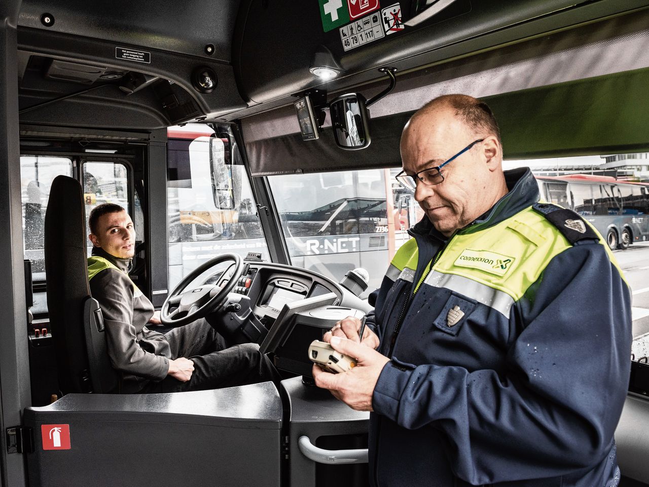 Connexxion zet op zijn bussen, zoals hier op Schiphol, handhavers in wanneer chauffeurs last hebben van agressieve passagiers. In teams controleren zij buskaartjes en houden orde bij haltes.