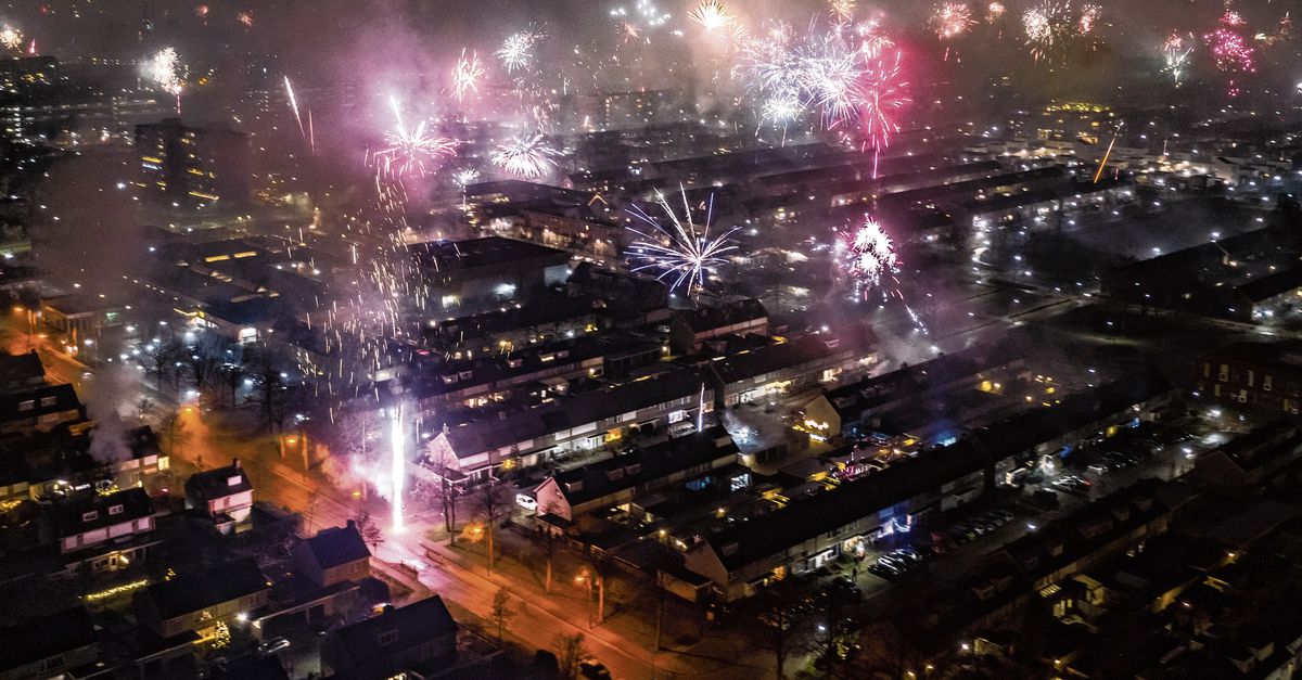Met Een Verbod Op Vuurpijlen En Knalvuurwerk Los Je Niets Op Nrc