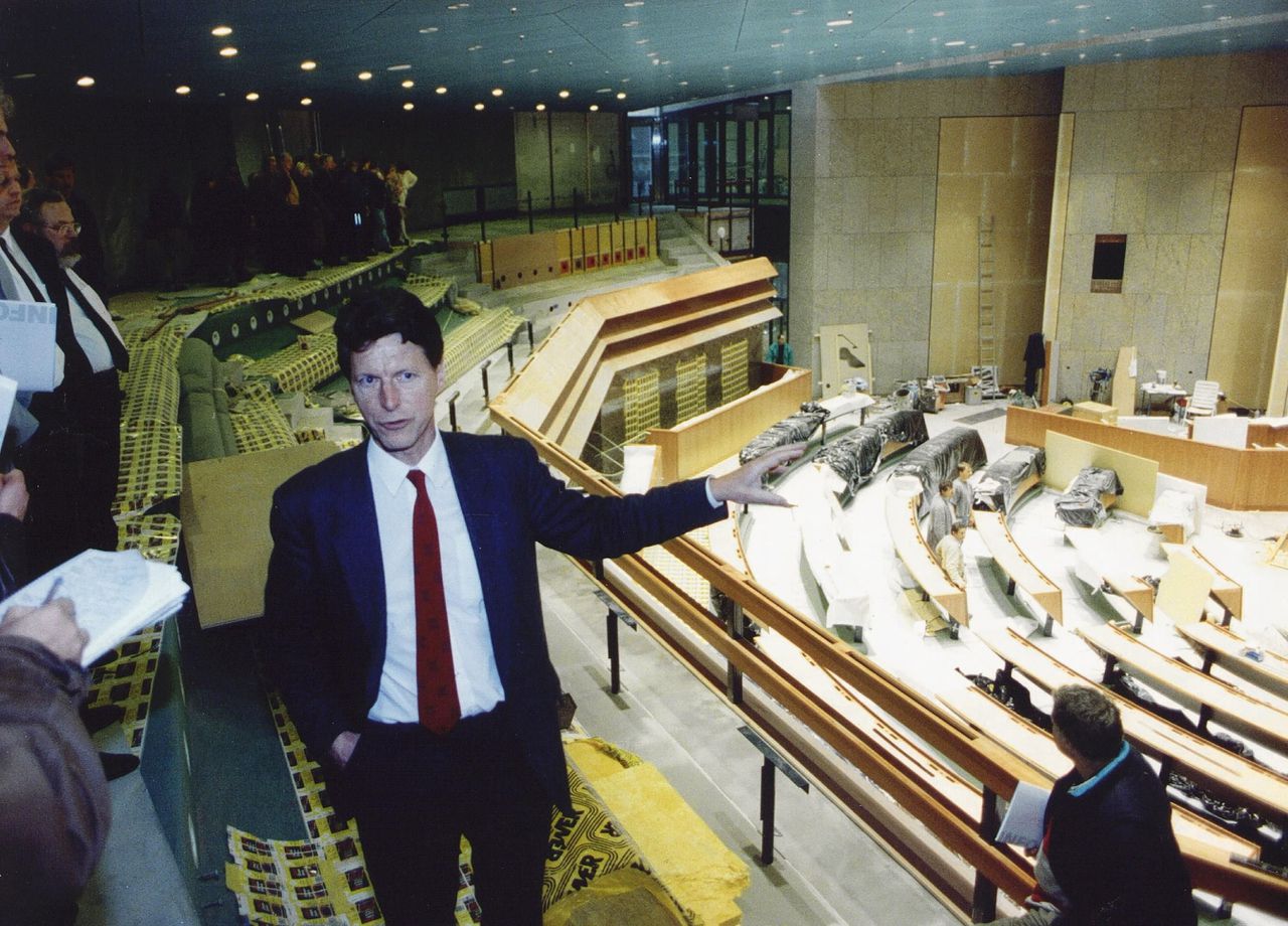 Architect Pi de Bruijn in 1992, bij de voltooiing van zijn vorige grote klus in het parlement: de bouw van een nieuwe vergaderzaal. Foto Ed Oudenaarden