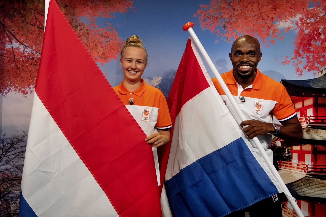 De 16-jarige Keet Oldenbeuving en 36-jarige Churandy Martina dragen 23 juli de Nederlandse vlag bij de openingsceremonie van de Olympische Spelen.