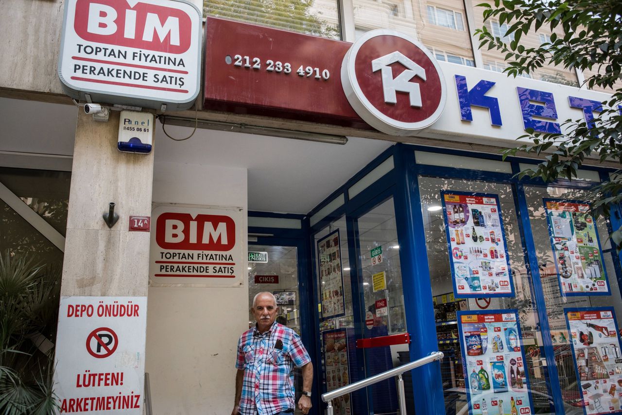 Een klant bij een BIM-supermarkt in Istanbul. De topman van de keten, Galip Aykaç, kwam in verweer tegen beschuldigingen dat supermarkten de hoge inflatie veroorzaken. Zijn positie staat nu onder druk.