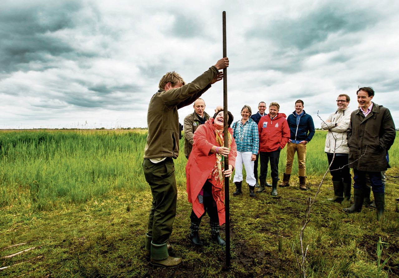 Staatssecretaris Sharon Dijksma van Economische Zaken wijst natuurgebieden aan. Dijksma voegt Ilperveld toe aan Natura 2000, voorafgaand maakte ze een kleine route door het natuurgebied Ilperveld.