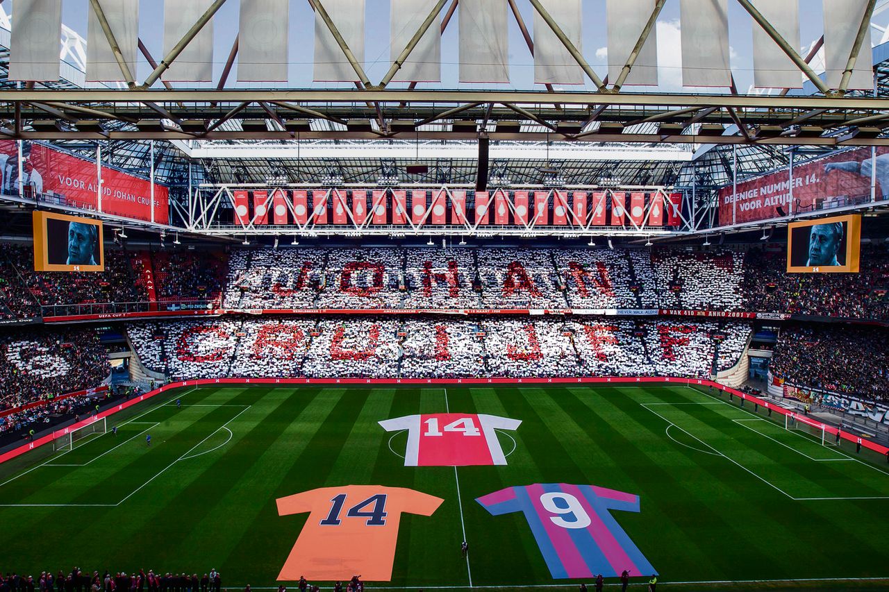 De Arena eerde Johan Cruijff kort na diens overlijden. Voorafgaand aan de eredivisiewedstrijd tussen Ajax en PEC Zwolle werd een minuut stilte gehouden.