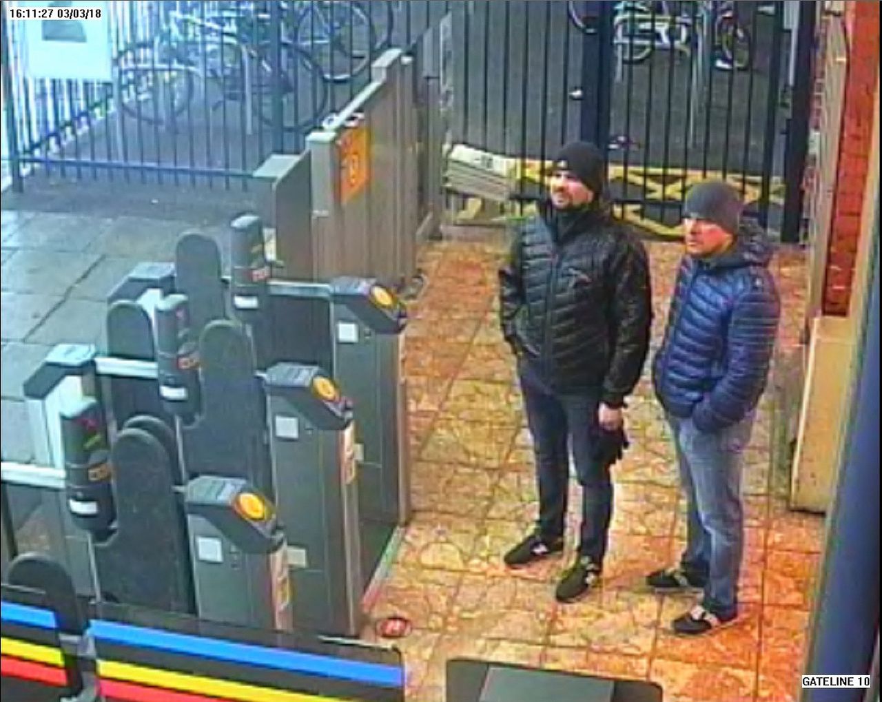 Alexandr Petrov (r) en Roeslan Bosjirov (l) in Salisbury, waar zij Sergej Skripal vergiftigd zouden hebben. De twee Russen staan nu ook op een Amerikaanse sanctielijst.