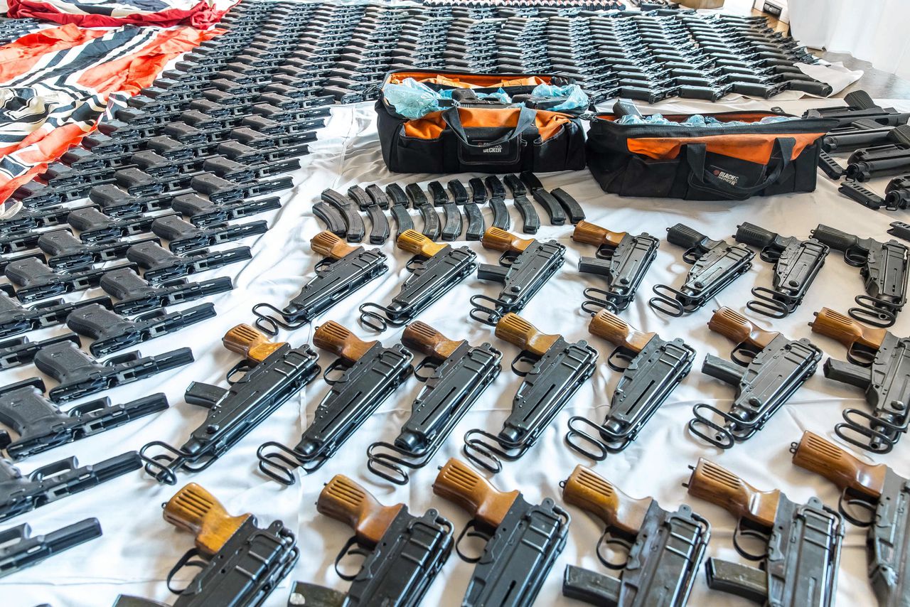 Oostenrijkse politie vindt honderden wapens tijdens inval bij motorclub met extreemrechtse banden 