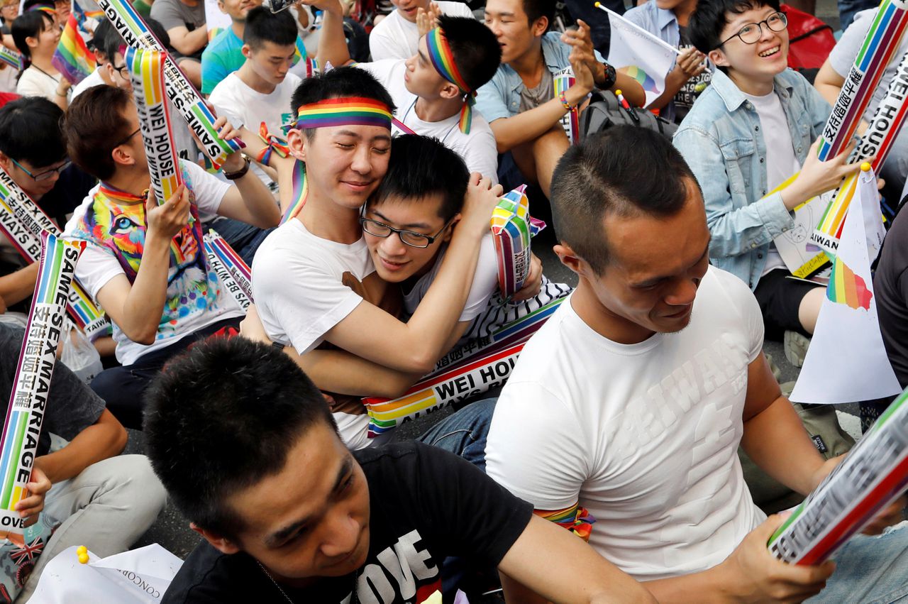 Voorstanders van het huwelijk tussen personen van hetzelfde geslacht vieren de uitspraak van het hof in de Taiwanese hoofdstad Taipei.