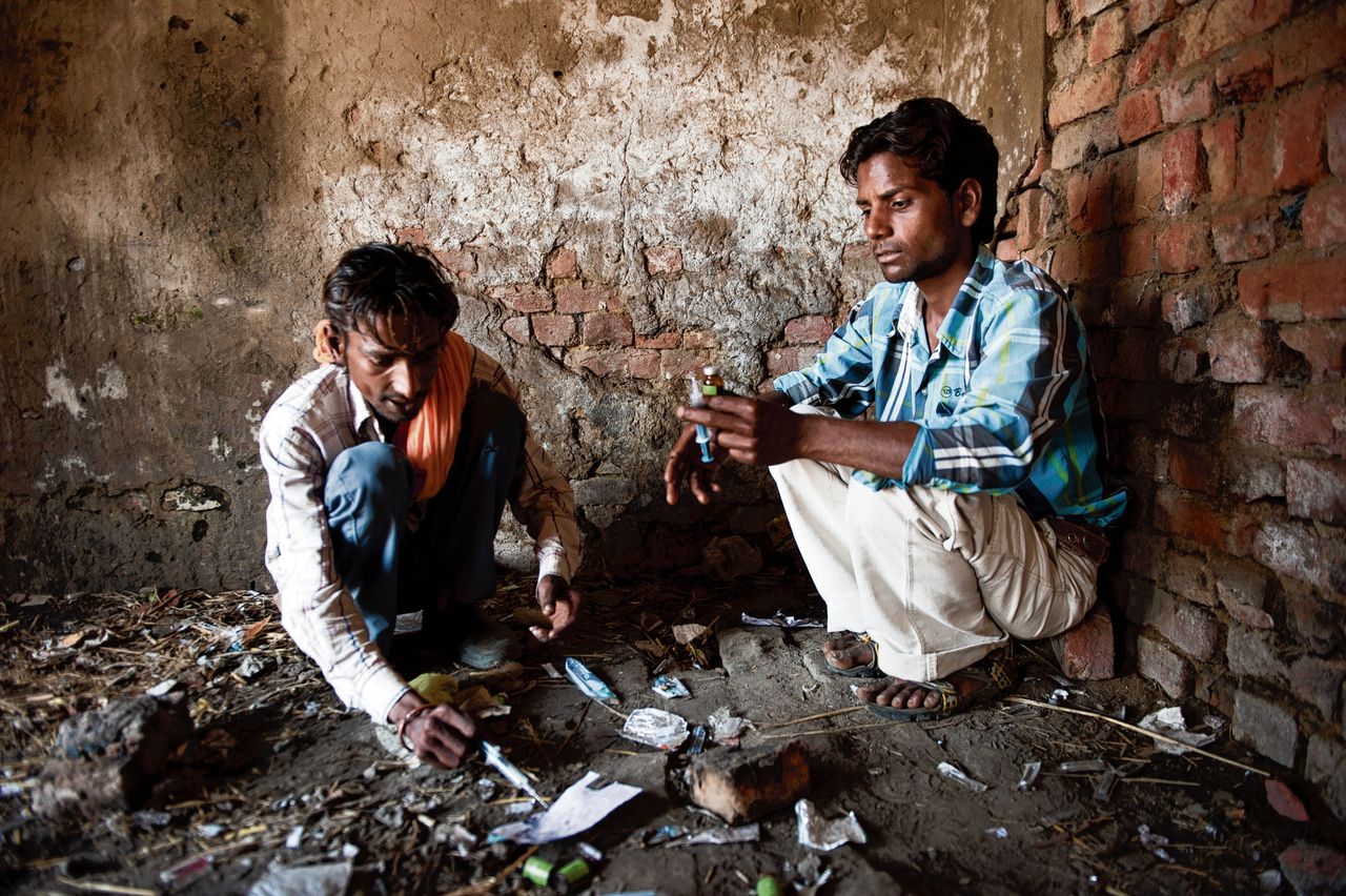 Twee drugsgebruikers in de Indiase deelstaat Punjab bereiden een nieuwe injectie voor.
