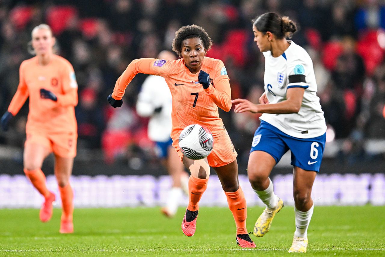 Oranjevrouwen verspelen voorsprong tegen Engeland op Wembley 