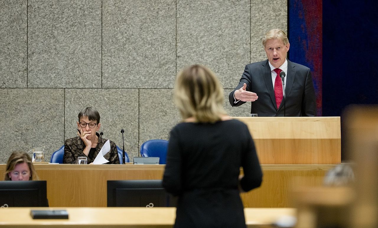 Klijnsma (links) en Van Rijn vorig jaar tijdens het debat in de Tweede Kamer over de aanhoudende betalingsproblemen.