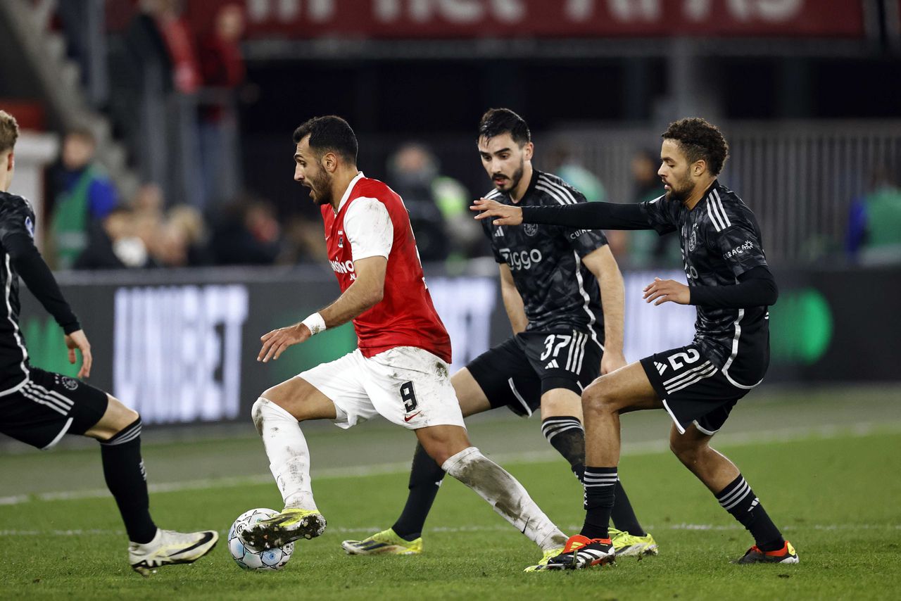Ajax naar plek vijf: Amsterdammers verliezen van sterker en feller AZ (2-0) 