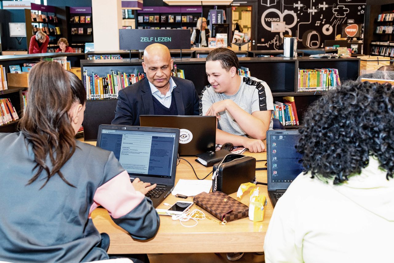 Ook een krappe arbeidsmarkt biedt Abdou geen stageplek - NRC