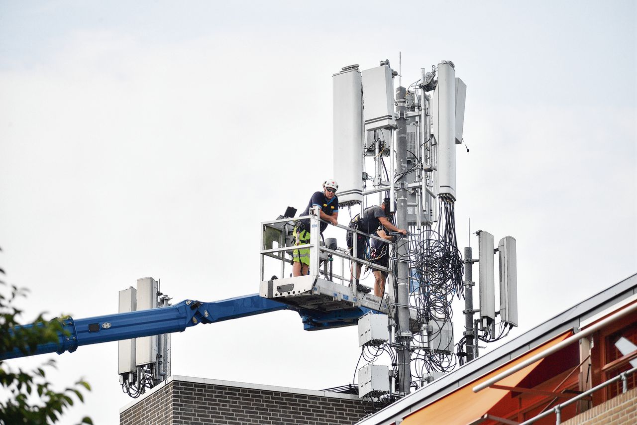 5G-zenders worden aan een mast bovenop een appartementencomplex geplaatst in Breda. Steeds meer landen mijden hierbij de apparatuur van het Chinese Huawei.