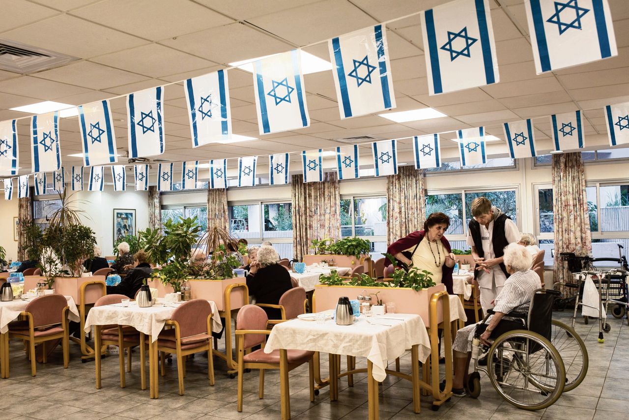 Eetzaal in bejaardenhuis Beth Juliana, in het Israëlische Herzliya.