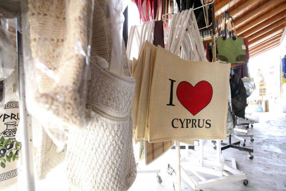 Tassen met "I <3 Cyprus" in een souvenirwinkel in Limassol, een belangrijke havenstad op het eiland.