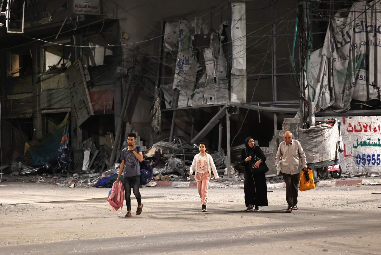 Palestijnse families ontvluchten hun huizen in het oosten van Gaza-stad tijdens luchtaanvallen van Israël.