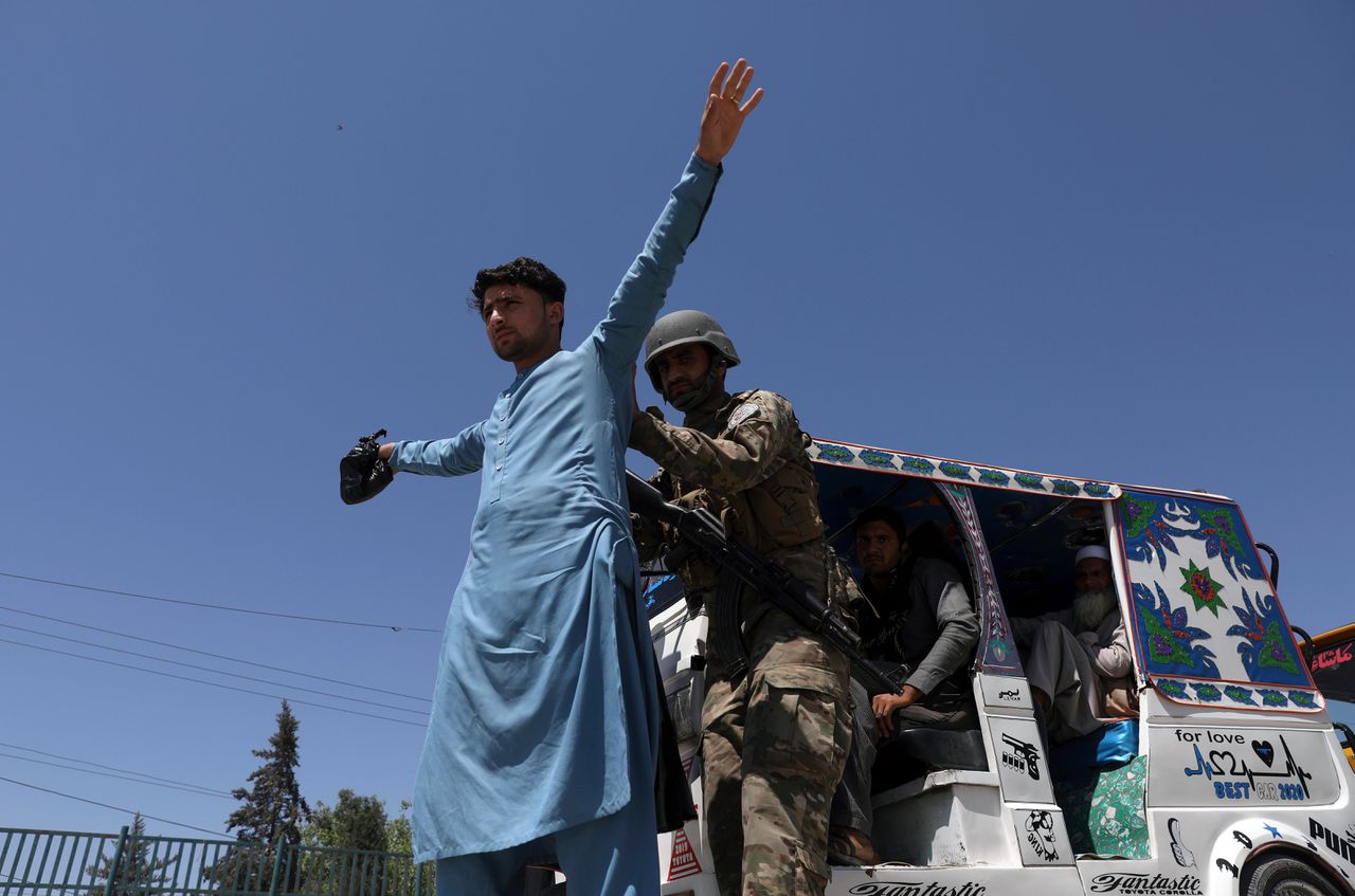 Afghaanse veiligheidstroepen fouilleren een man in Jalalabad, Afghanistan.
