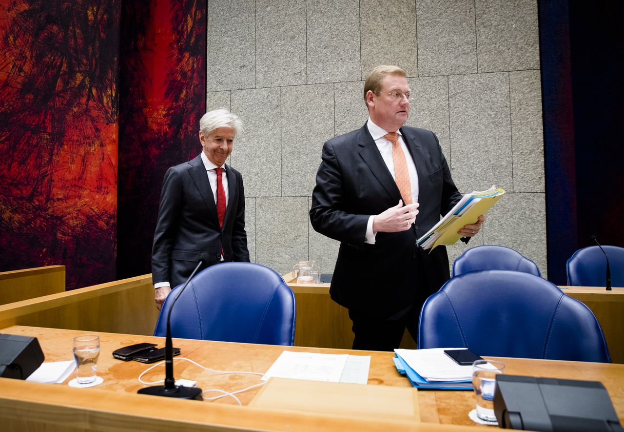 Minister Ronald Plasterk van Binnenlandse Zaken en Minister Ard van der Steur van Veiligheid en Justitie tijdens het debat over het bericht dat Schiphol mogelijk doelwit was van een terroristische aanslag in oktober.