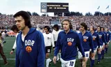 Het team van de DDR voorafgaand aan de groepswedstrijd tegen West-Duitsland in Hamburg, tijdens het WK in 1974. De DDR won met 1-0. 