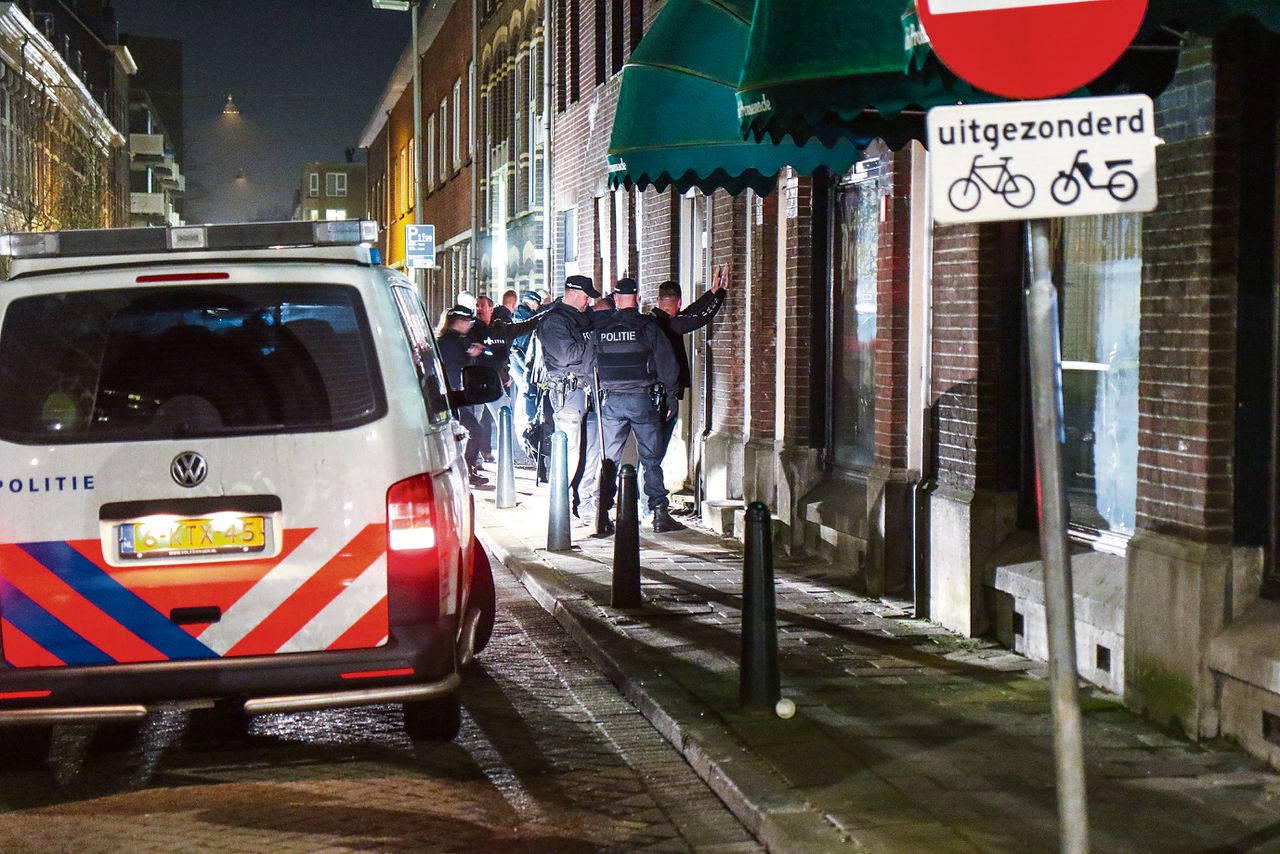 De politie valt binnen bij Café Promenade in Rotterdam. Bij de actie werden vier mensen aangehouden. De eigenaresse stopte daarna met het café.