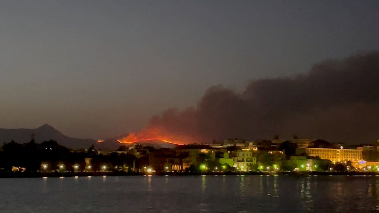 Natuurbranden blijven Griekenland in greep houden, ook op Corfu evacuaties 
