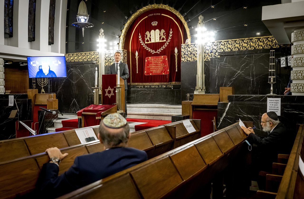 René de Reuver, hoofd van de Protestantse Kerk Nederland, spreekt in de Rav Aron Schuster synagoge.