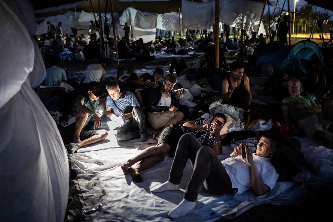 Circa 300 asielzoekers slapen komende nacht buiten in Ter Apel 