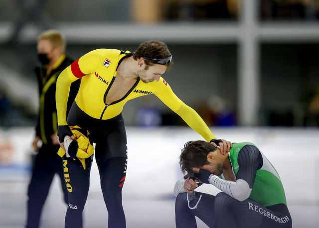Thomas Krol feliciteert Hein Otterspeer  na de 1000 meter tijdens de vierde dag van het olympisch kwalificatietoernooi langebaanschaatsen in Thialf in 2021. 