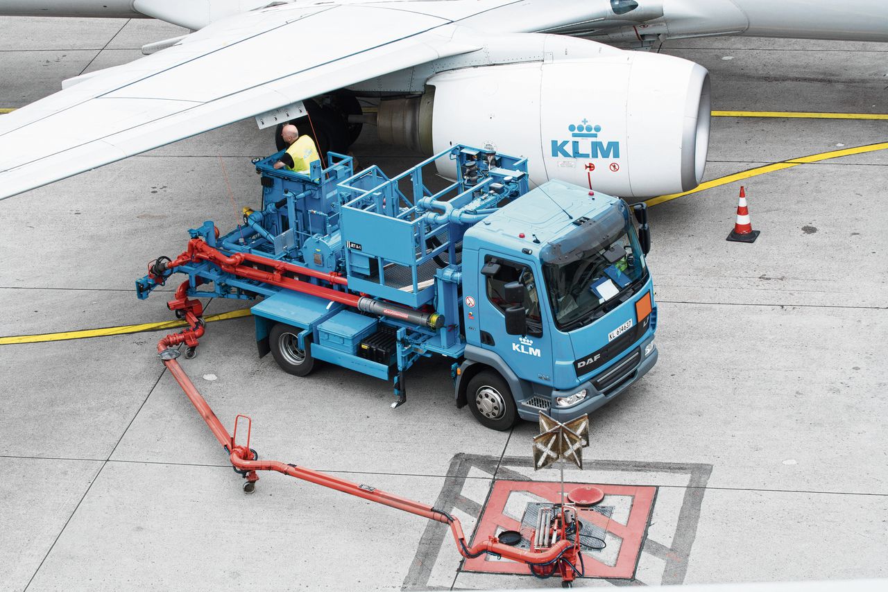 KLM-vliegtuig wordt met brandstof getankt voor vertrek van luchthaven Schiphol.