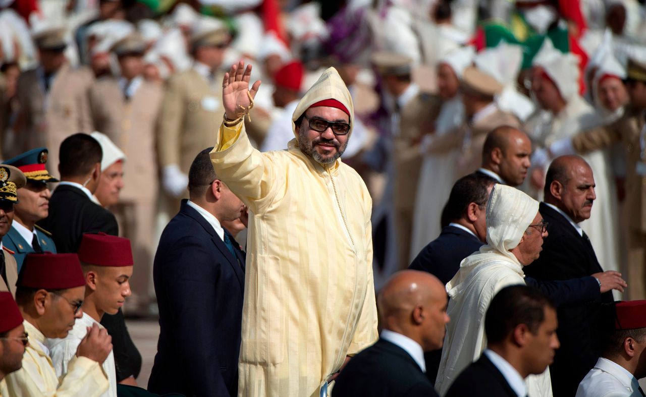 De Marokkaanse koning Mohammed VI staat in een limousine tijdens een ceremonie om te vieren dat hij negentien jaar koning is, in Tetouan op 31 juli 2018.