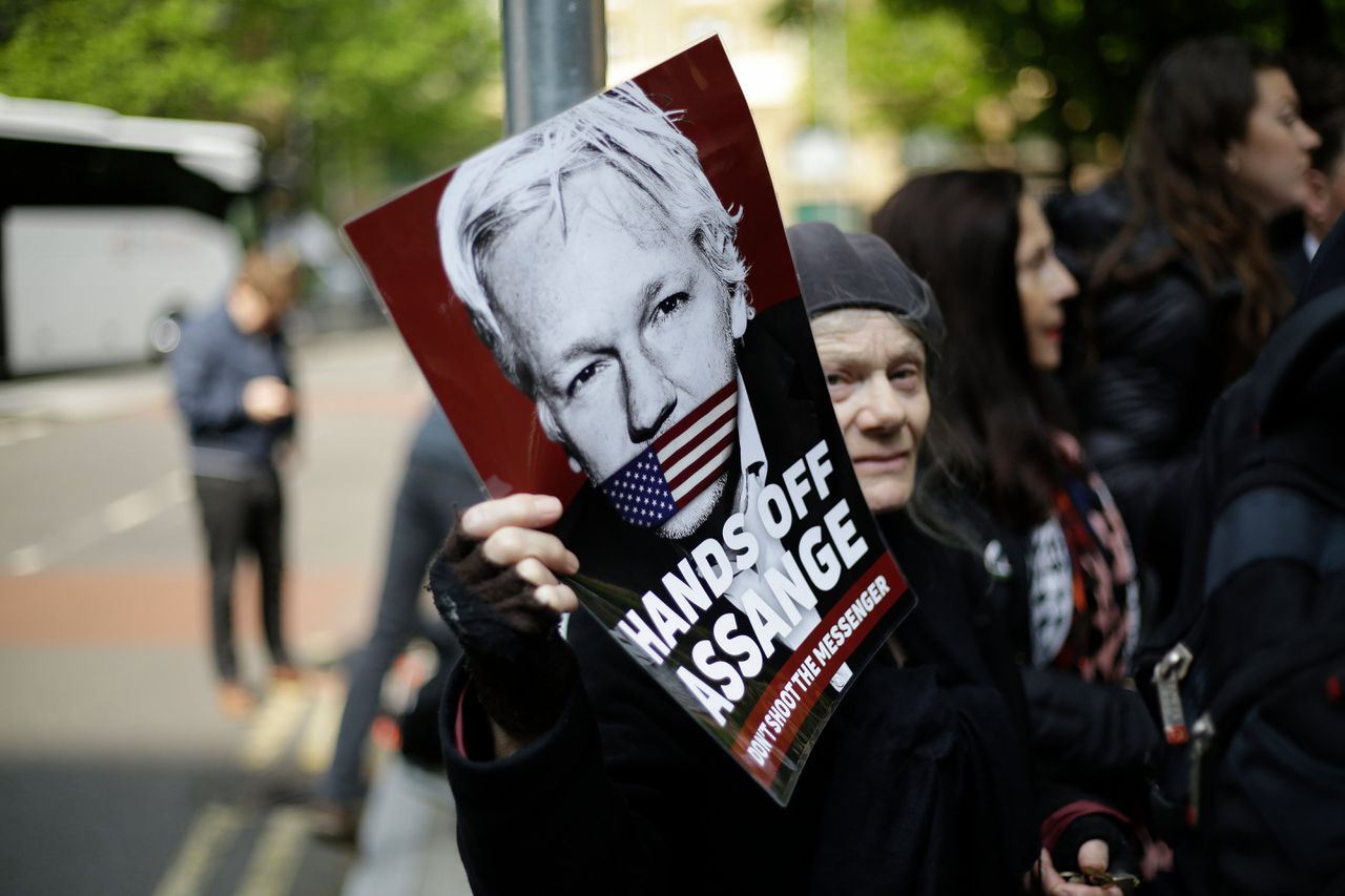 Demonstranten buiten het gerechtsgebouw in Londen waar Assange woensdag werd veroordeeld.